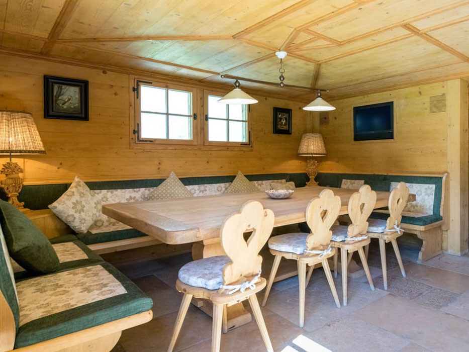 Maison individuelle de 5 pièces

Cette ferme luxueuse et magnifiquement restaurée a été conçue avec amour et soin. Elle est située sur 6 hectares de terrain et comprend des écuries pour chevaux.  
  
Vous profiterez de chaque détail luxueux de cette magnifique maison : la cuisine entièrement équipée, photo 8 sur 10