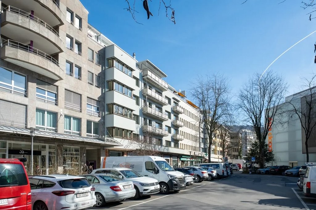 Place de parc souterraine

À louer immédiatement ou à convenir, une place de stationnement à la Bundesplatz 12 à Zug. 

  


La place de parc se trouve dans un parking souterrain protégé et convient idéalement aux pendulaires, aux résidents ou aux personnes souhaitant stationner leur véhicule en tou