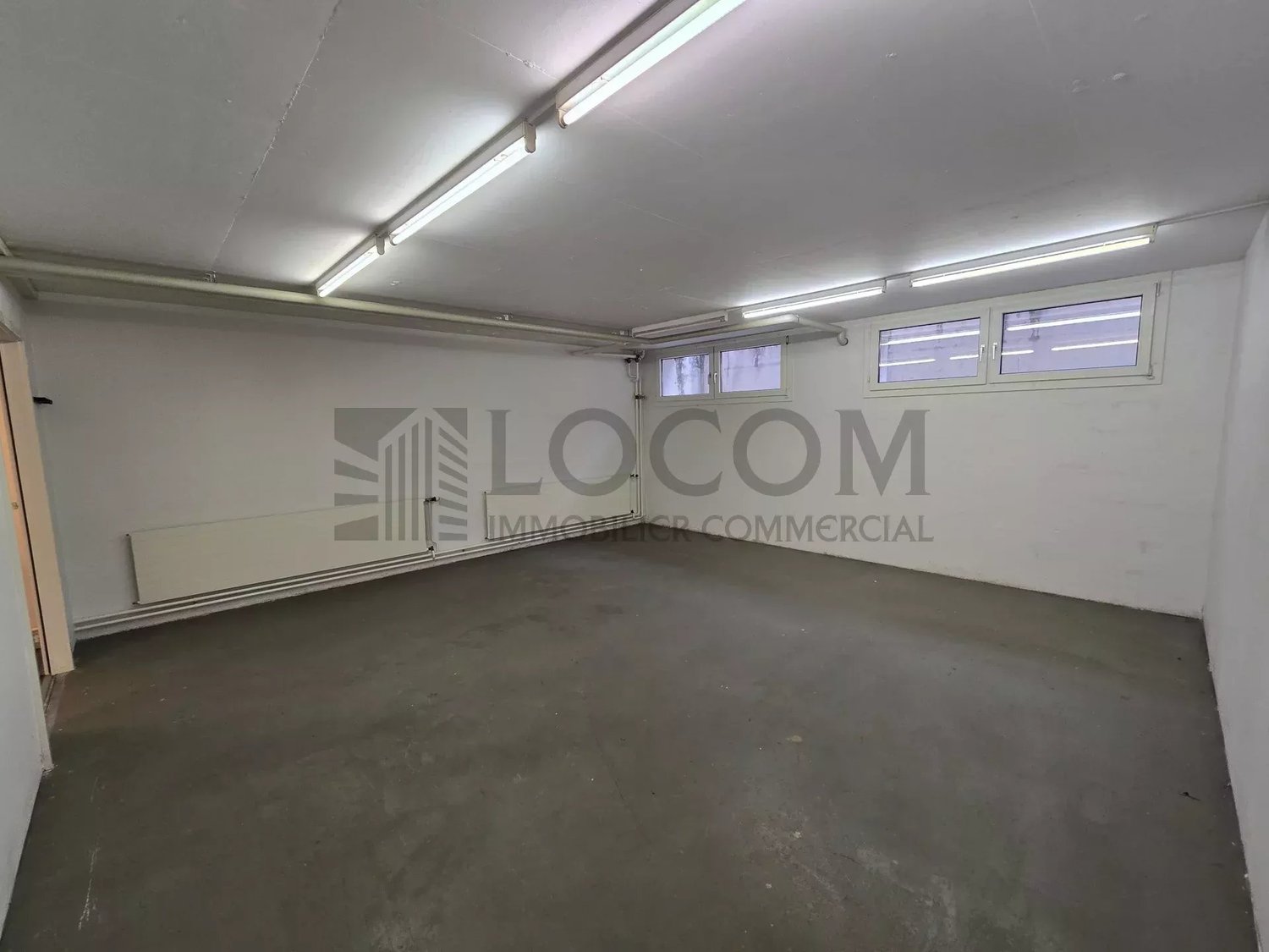 100m² shop