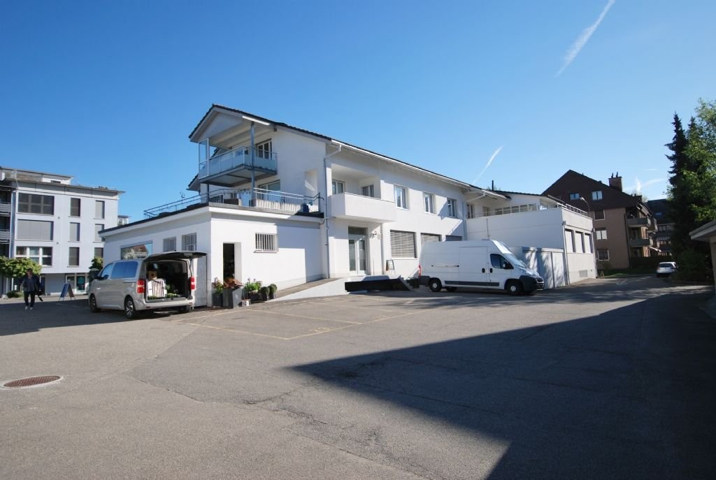 64m² shop