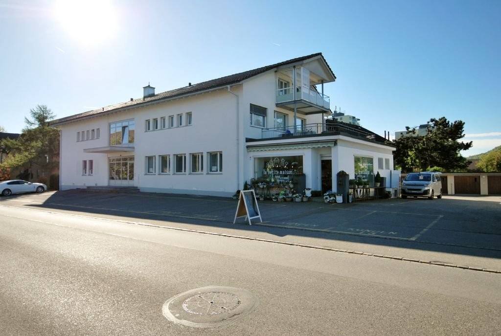64m² shop