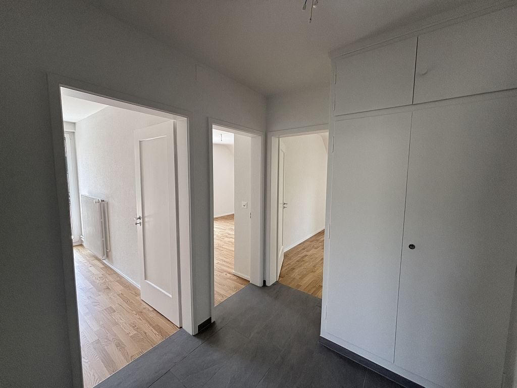 Emplacement ensoleillé et calme, proximité de l'Aare, des transports publics et des commerces
Nous louons au Wildermettweg 7, immédiatement ou à convenir, un appartement fraîchement rénové. L'appartement dispose d'une cuisine spacieuse, équipée de tous les appareils courants. La salle de bain modern, photo 4 sur 8