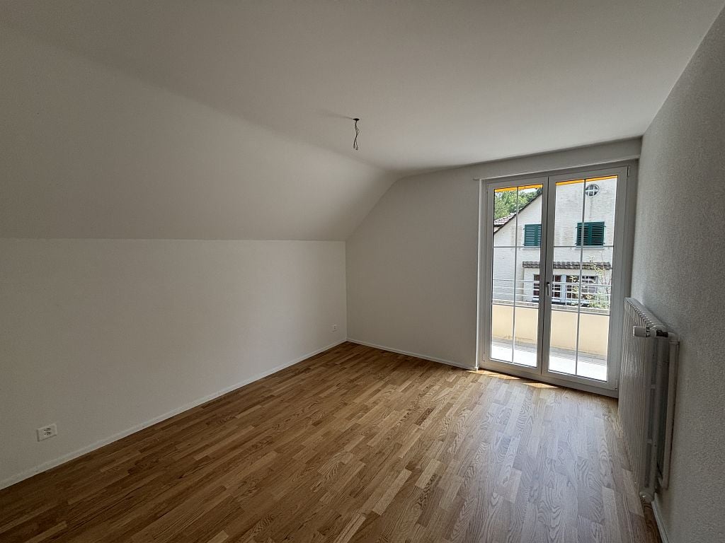 Emplacement ensoleillé et calme, proximité de l'Aare, des transports publics et des commerces
Nous louons au Wildermettweg 7, immédiatement ou à convenir, un appartement fraîchement rénové. L'appartement dispose d'une cuisine spacieuse, équipée de tous les appareils courants. La salle de bain modern, photo 5 sur 8