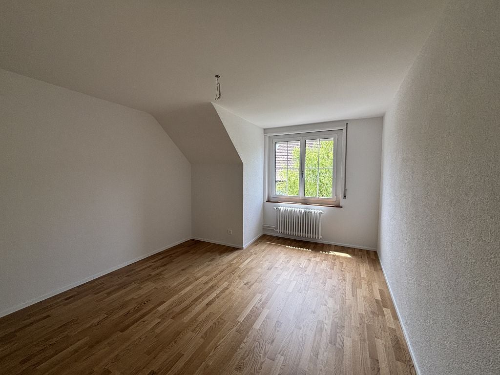 Emplacement ensoleillé et calme, proximité de l'Aare, des transports publics et des commerces
Nous louons au Wildermettweg 7, immédiatement ou à convenir, un appartement fraîchement rénové. L'appartement dispose d'une cuisine spacieuse, équipée de tous les appareils courants. La salle de bain modern, photo 3 sur 8