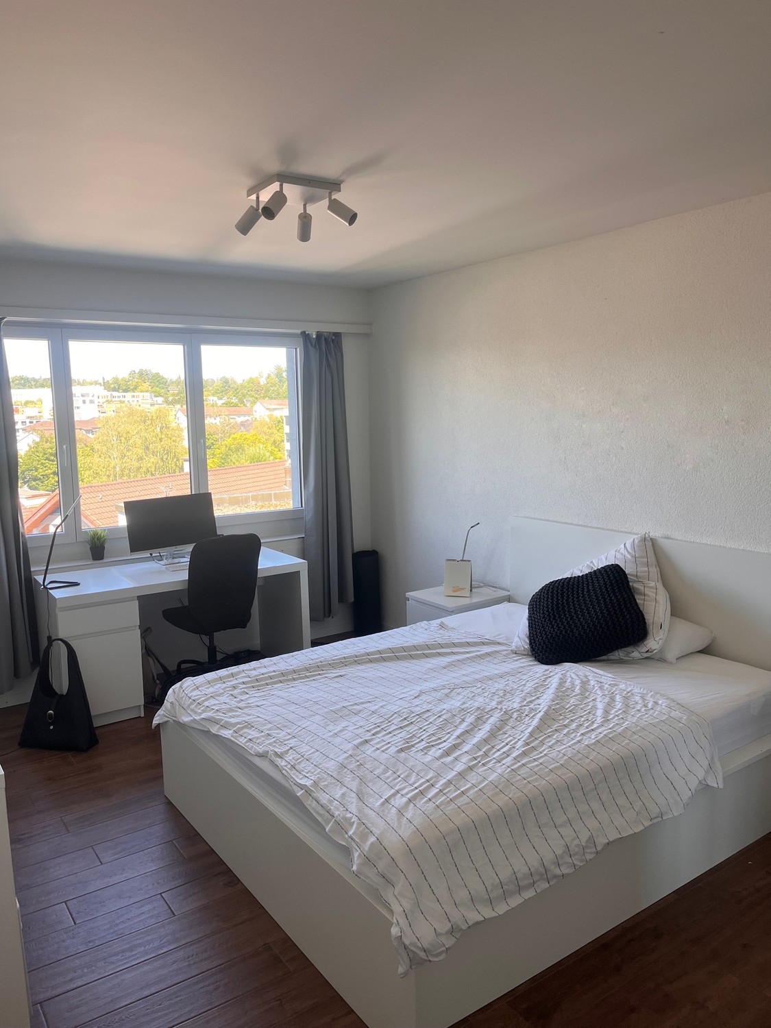 Chambre dans une colocation
Pour notre colocation d'étudiantes, nous recherchons une nouvelle colocataire pour le 1. septembre 2026.
Tu es une femme, âgée entre 19 et 25 ans ? Dans ce cas, nous nous réjouissons de ton contact., photo 1 sur 8