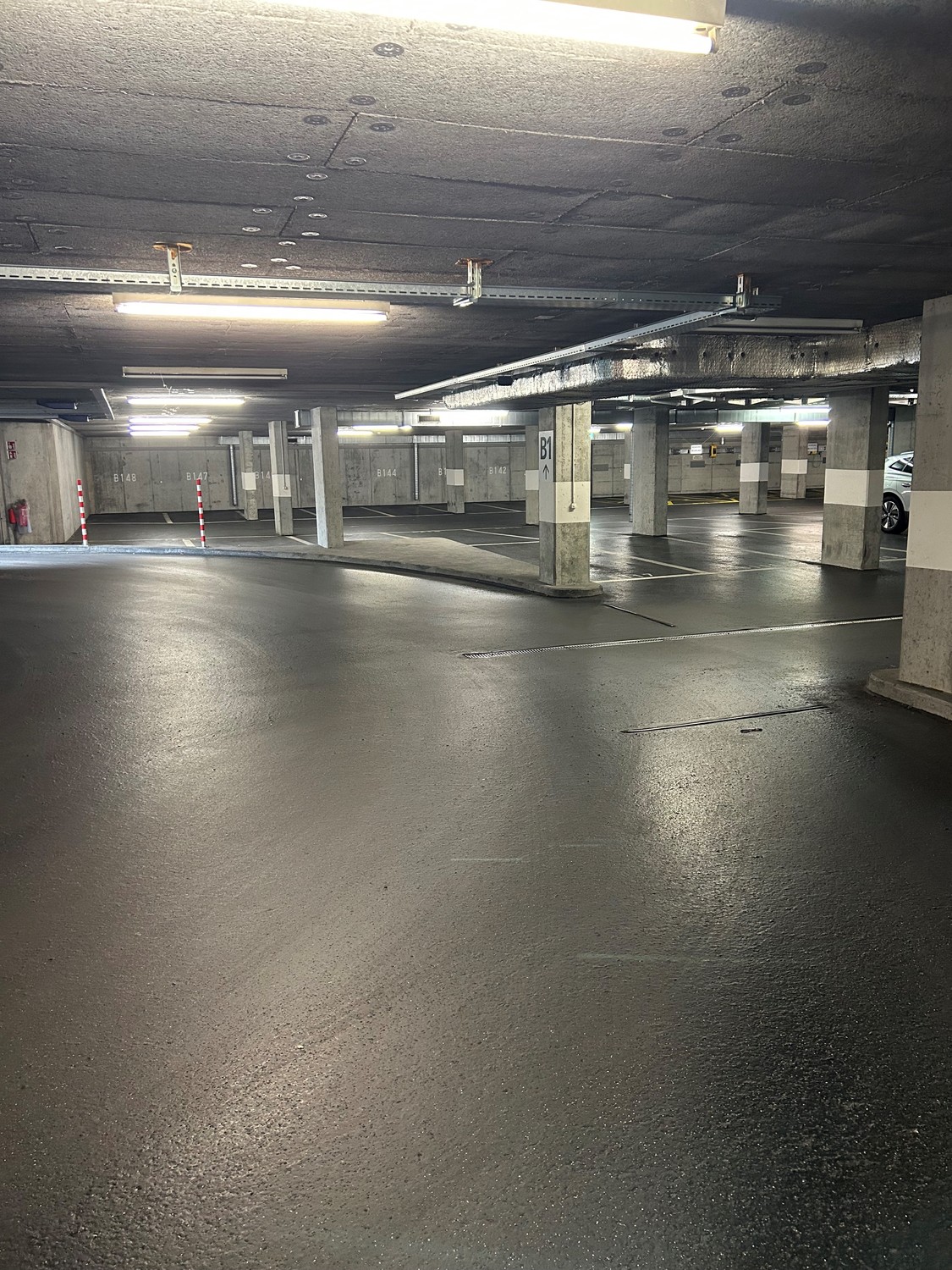 Place de parc souterraine

Vous êtes à la recherche d'une place de stationnement pour une voiture ? Alors vous êtes au bon endroit ! Nous vous proposons, avec effet immédiat, des places de stationnement intérieures ainsi que des places de parc extérieures couvertes dans l'ancien bâtiment de la poste