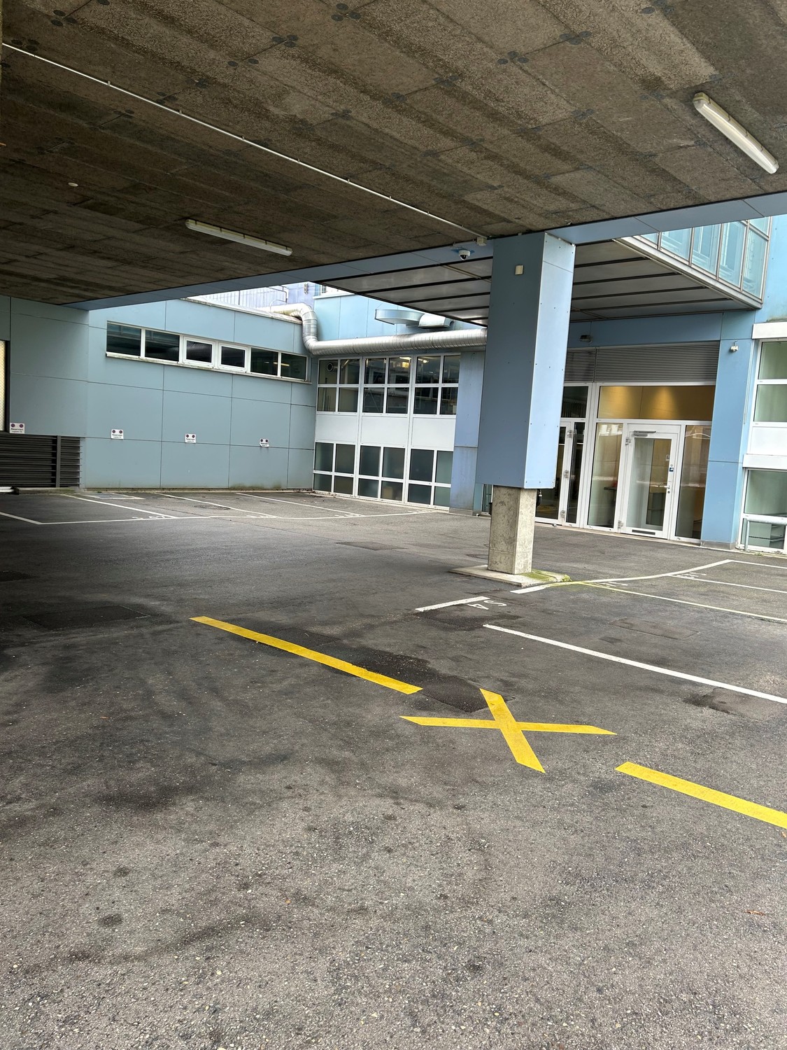 Place de parc souterraine

Vous êtes à la recherche d'une place de stationnement pour une voiture ? Alors vous êtes au bon endroit ! Nous vous proposons, avec effet immédiat, des places de stationnement intérieures ainsi que des places de parc extérieures couvertes dans l'ancien bâtiment de la poste