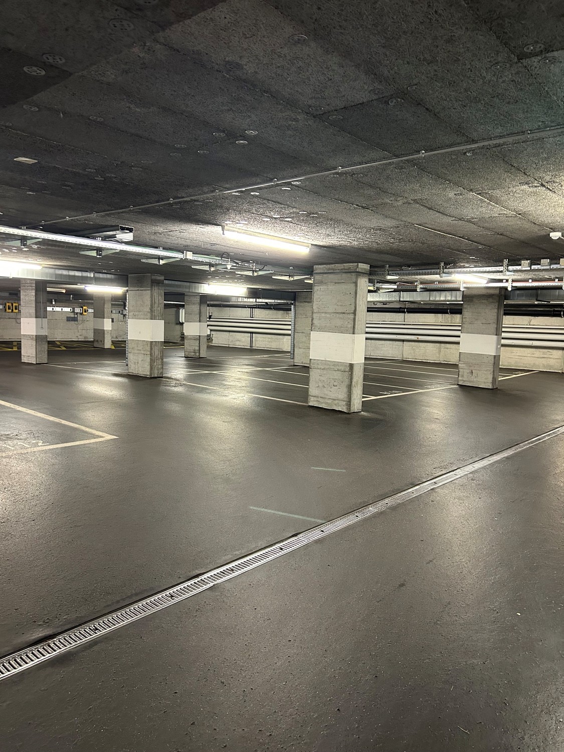 Place de parc souterraine

Vous êtes à la recherche d'une place de stationnement pour une voiture ? Alors vous êtes au bon endroit ! Nous vous proposons, avec effet immédiat, des places de stationnement intérieures ainsi que des places de parc extérieures couvertes dans l'ancien bâtiment de la poste