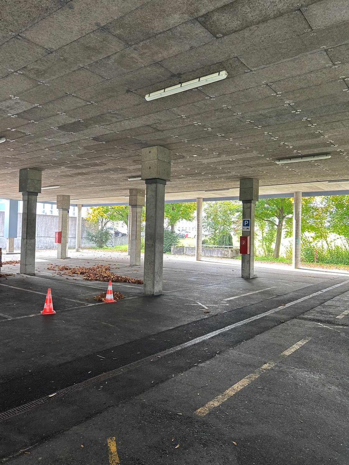 Place de parc souterraine

Vous êtes à la recherche d'une place de stationnement pour une voiture ? Alors vous êtes au bon endroit ! Nous vous proposons, avec effet immédiat, des places de stationnement intérieures ainsi que des places de parc extérieures couvertes dans l'ancien bâtiment de la poste