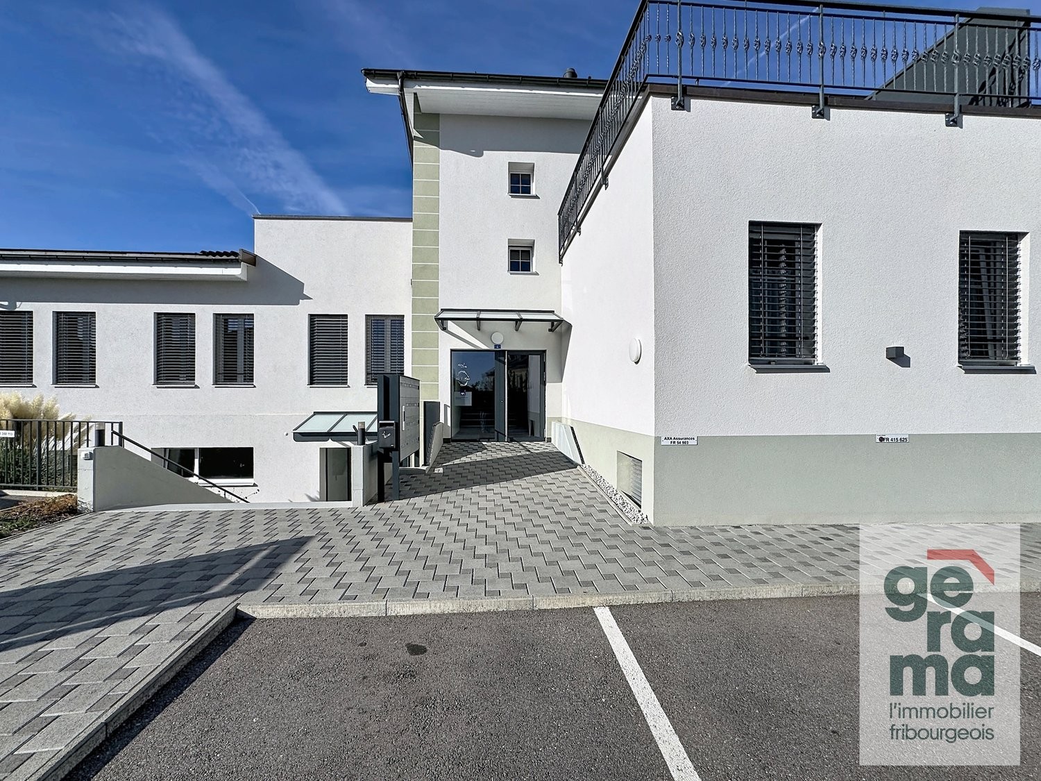 261m² shop