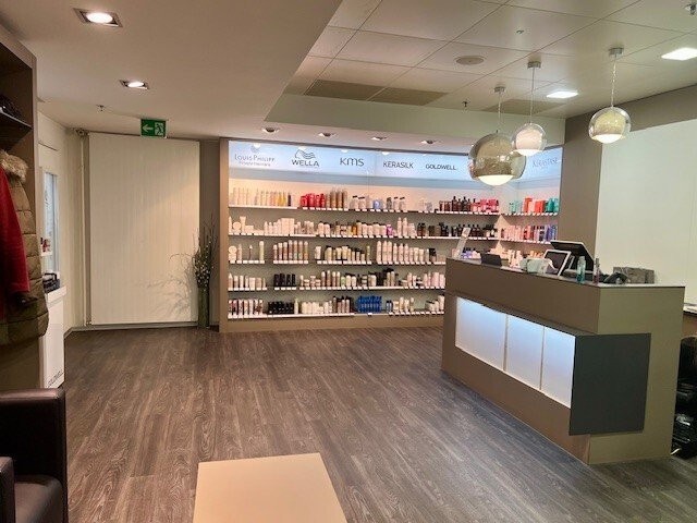 Local commercial de 148m²

Dans un emplacement très central à la Bahnhofstrasse à Aarau, au City Märt, nous louons ce local commercial, actuellement utilisé comme salon de coiffure.

Vous souhaitez un rendez-vous pour une visite ? Nous nous réjouissons de votre prise de contact via le formulaire de 