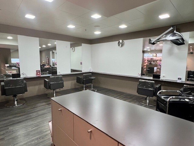 Local commercial de 148m²

Dans un emplacement très central à la Bahnhofstrasse à Aarau, au City Märt, nous louons ce local commercial, actuellement utilisé comme salon de coiffure.

Vous souhaitez un rendez-vous pour une visite ? Nous nous réjouissons de votre prise de contact via le formulaire de 