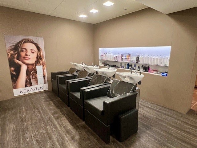Local commercial de 148m²

Dans un emplacement très central à la Bahnhofstrasse à Aarau, au City Märt, nous louons ce local commercial, actuellement utilisé comme salon de coiffure.

Vous souhaitez un rendez-vous pour une visite ? Nous nous réjouissons de votre prise de contact via le formulaire de 