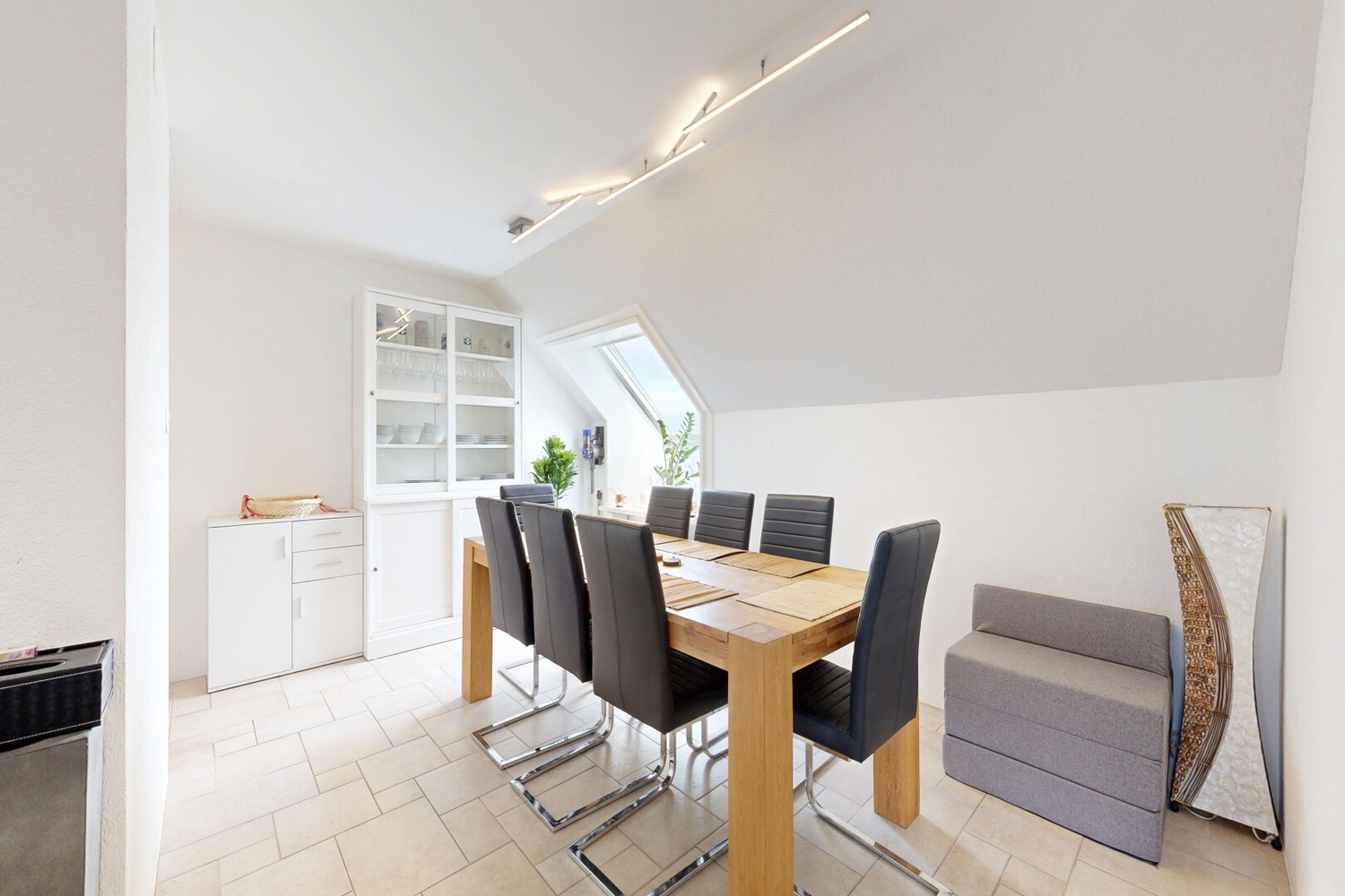 Chambre en colocation

À partager, un appartement calme de 4½ pièces d'environ 105,5 m² à Bättwil. L'appartement n'est occupé que par deux personnes (DIR & MIR) et offre ainsi beaucoup d'espace et d'intimité.

Sont à disposition :

1–2 chambres privées, meublées ou selon accord
grand espace de vie e