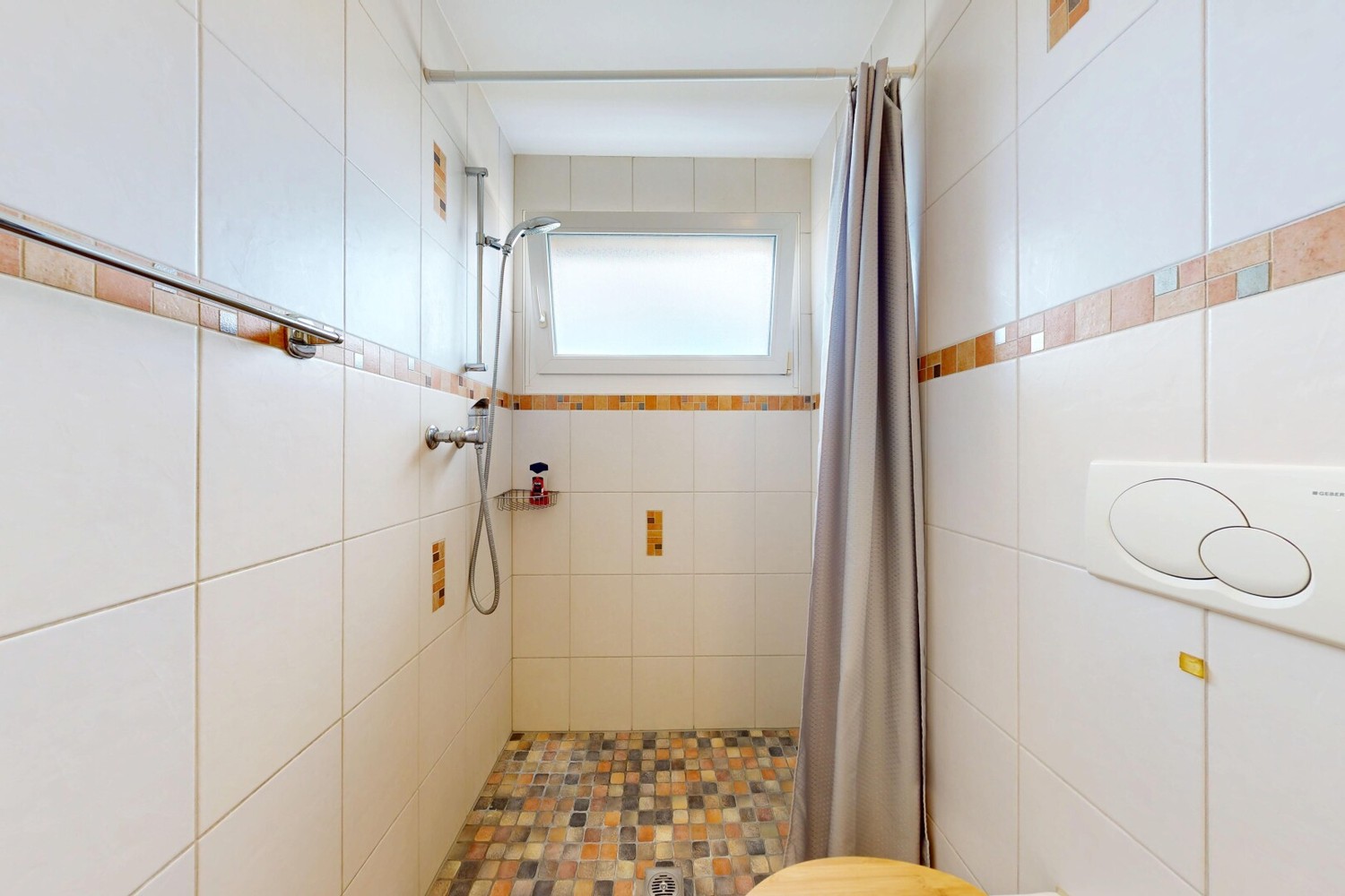 Chambre en colocation

À partager, un appartement calme de 4½ pièces d'environ 105,5 m² à Bättwil. L'appartement n'est occupé que par deux personnes (DIR & MIR) et offre ainsi beaucoup d'espace et d'intimité.

Sont à disposition :

1–2 chambres privées, meublées ou selon accord
grand espace de vie e