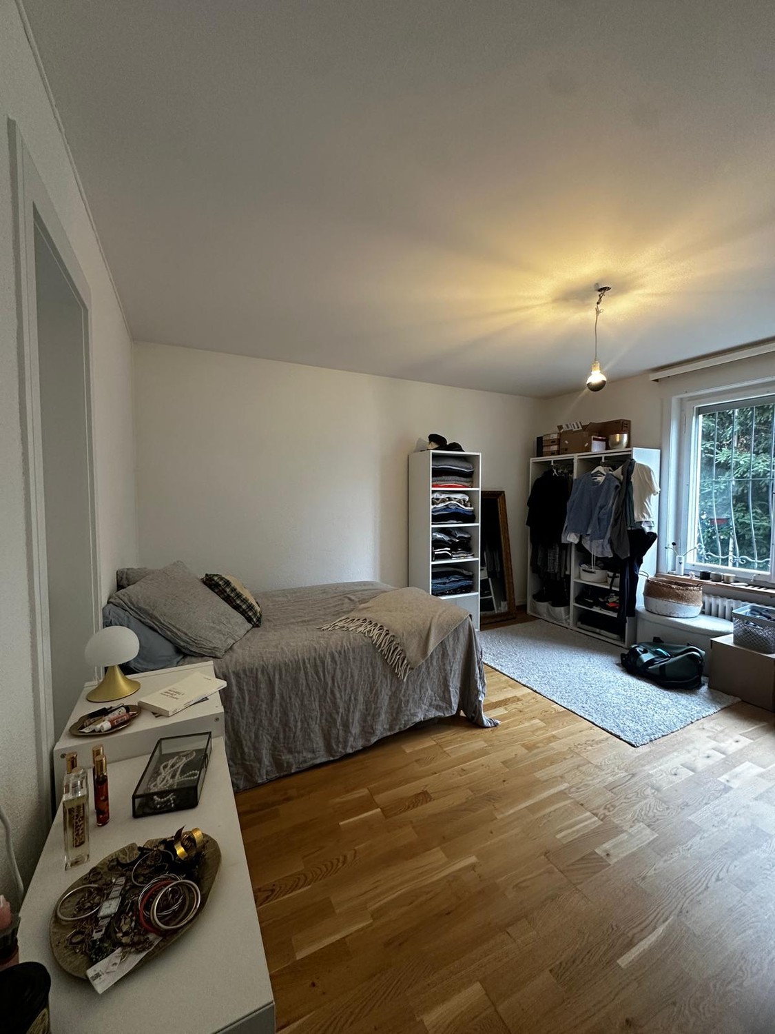 Chambre dans une colocation

Nous parlons allemand et anglais

Je loue une chambre entièrement meublée dans un bel appartement à Küsnacht du 26. Oct. 2026 jusqu'au 31. Jan 27 au moins (très probablement plus longtemps). Des séjours plus courts sont également possibles.

La connexion avec Zurich est , photo 7 sur 8