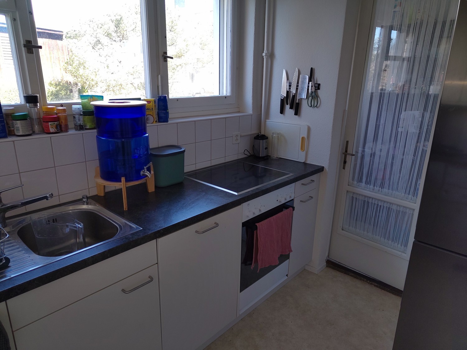 Chambre dans une colocation

Nous parlons allemand et anglais

Je loue une chambre entièrement meublée dans un bel appartement à Küsnacht du 26. Oct. 2026 jusqu'au 31. Jan 27 au moins (très probablement plus longtemps). Des séjours plus courts sont également possibles.

La connexion avec Zurich est , photo 5 sur 8