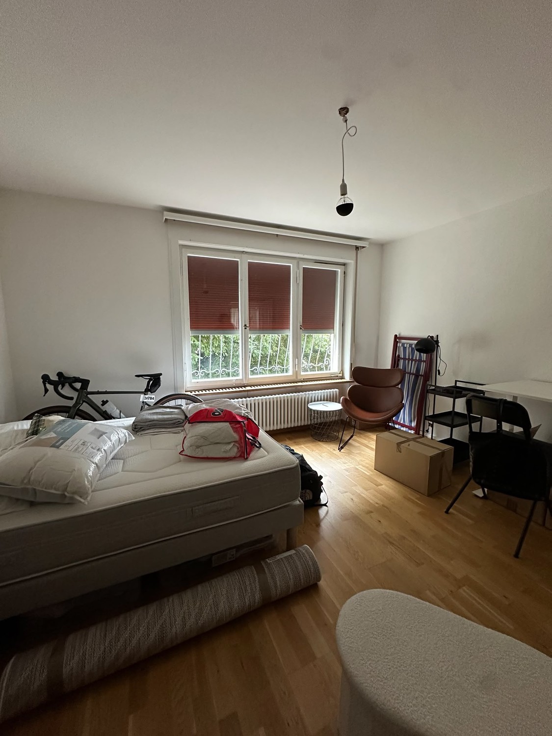 Chambre dans une colocation

Nous parlons allemand et anglais

Je loue une chambre entièrement meublée dans un bel appartement à Küsnacht du 26. Oct. 2026 jusqu'au 31. Jan 27 au moins (très probablement plus longtemps). Des séjours plus courts sont également possibles.

La connexion avec Zurich est , photo 8 sur 8