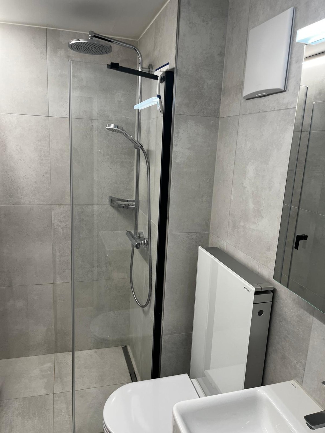 Appartement studio moderne meublé à Valens, situé à quelques pas seulement de la Valens Rehab Clinic. Entièrement équipé et prêt à emménager. Comprend cuisine, salle de bain, balcon, Wi-Fi et tous les meubles essentiels. Séjour minimum : 3 mois. Idéal pour le personnel de la clinique, les patients o, photo 8 sur 10