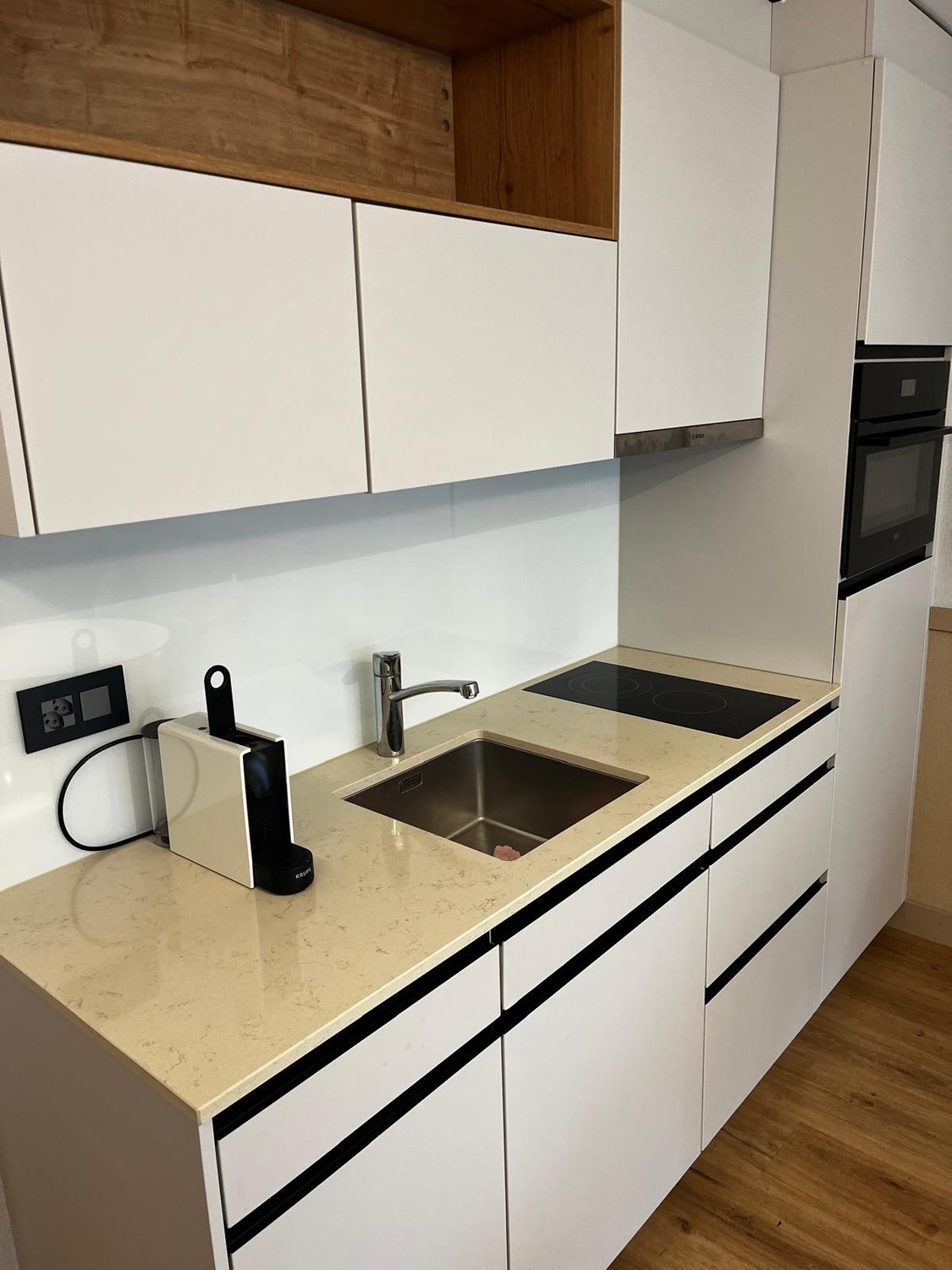 Appartement studio moderne meublé à Valens, situé à quelques pas seulement de la Valens Rehab Clinic. Entièrement équipé et prêt à emménager. Comprend cuisine, salle de bain, balcon, Wi-Fi et tous les meubles essentiels. Séjour minimum : 3 mois. Idéal pour le personnel de la clinique, les patients o, photo 9 sur 10