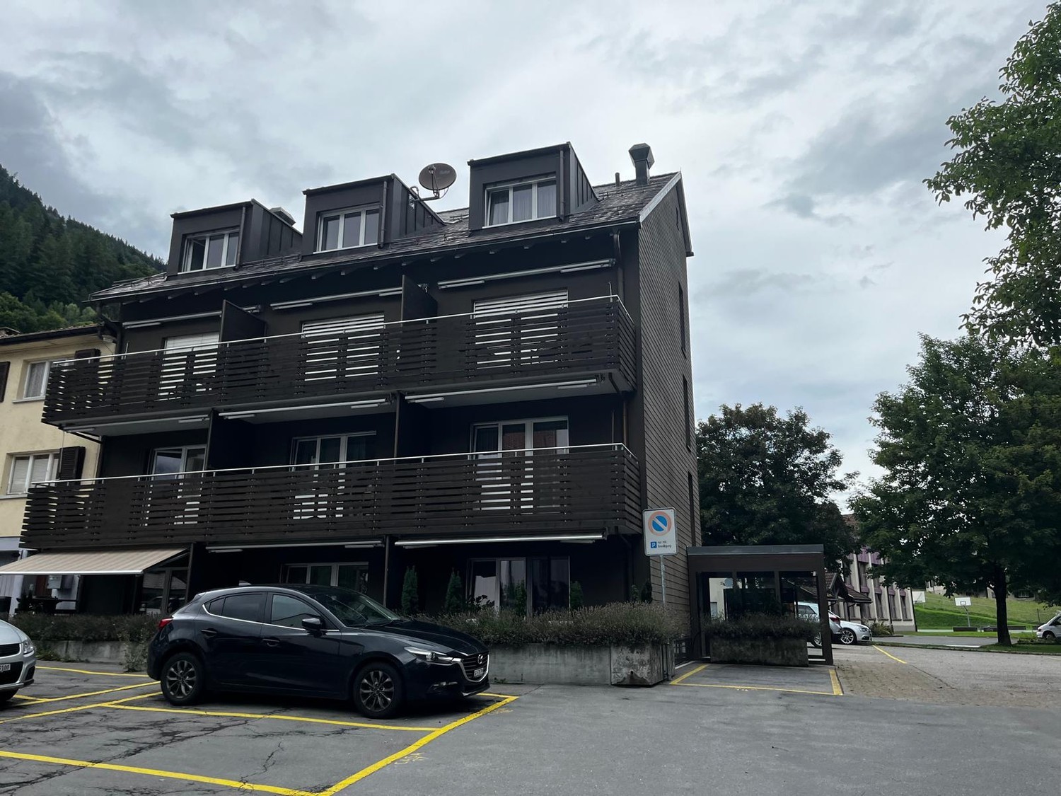 Appartement studio moderne meublé à Valens, situé à quelques pas seulement de la Valens Rehab Clinic. Entièrement équipé et prêt à emménager. Comprend cuisine, salle de bain, balcon, Wi-Fi et tous les meubles essentiels. Séjour minimum : 3 mois. Idéal pour le personnel de la clinique, les patients o, photo 10 sur 10