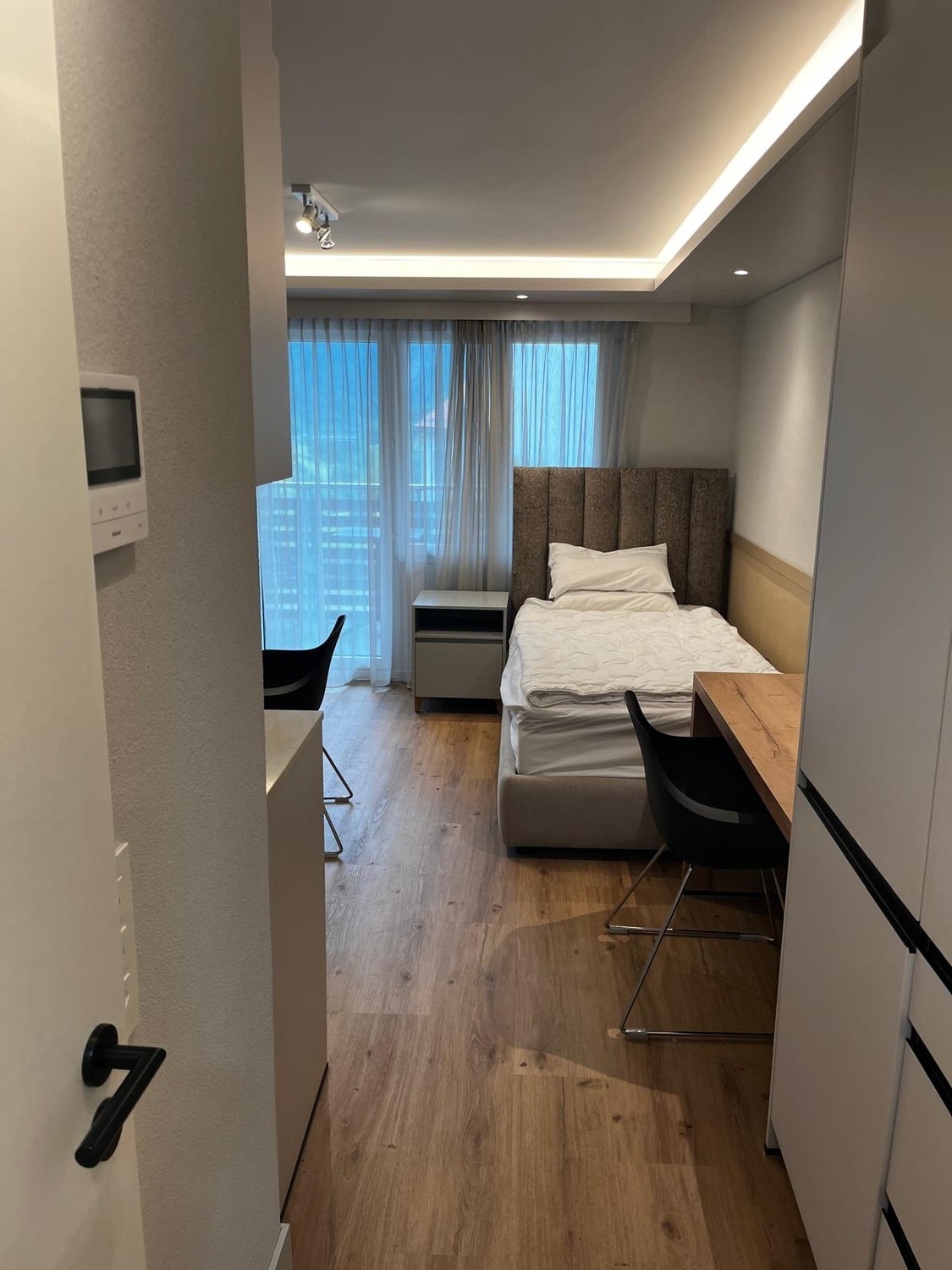 Appartement studio moderne meublé à Valens, situé à quelques pas seulement de la Valens Rehab Clinic. Entièrement équipé et prêt à emménager. Comprend cuisine, salle de bain, balcon, Wi-Fi et tous les meubles essentiels. Séjour minimum : 3 mois. Idéal pour le personnel de la clinique, les patients o, photo 2 sur 10