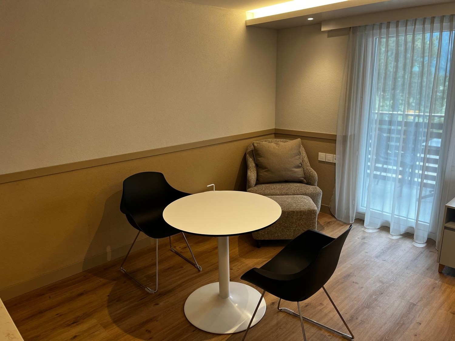 Appartement studio moderne meublé à Valens, situé à quelques pas seulement de la Valens Rehab Clinic. Entièrement équipé et prêt à emménager. Comprend cuisine, salle de bain, balcon, Wi-Fi et tous les meubles essentiels. Séjour minimum : 3 mois. Idéal pour le personnel de la clinique, les patients o, photo 4 sur 10