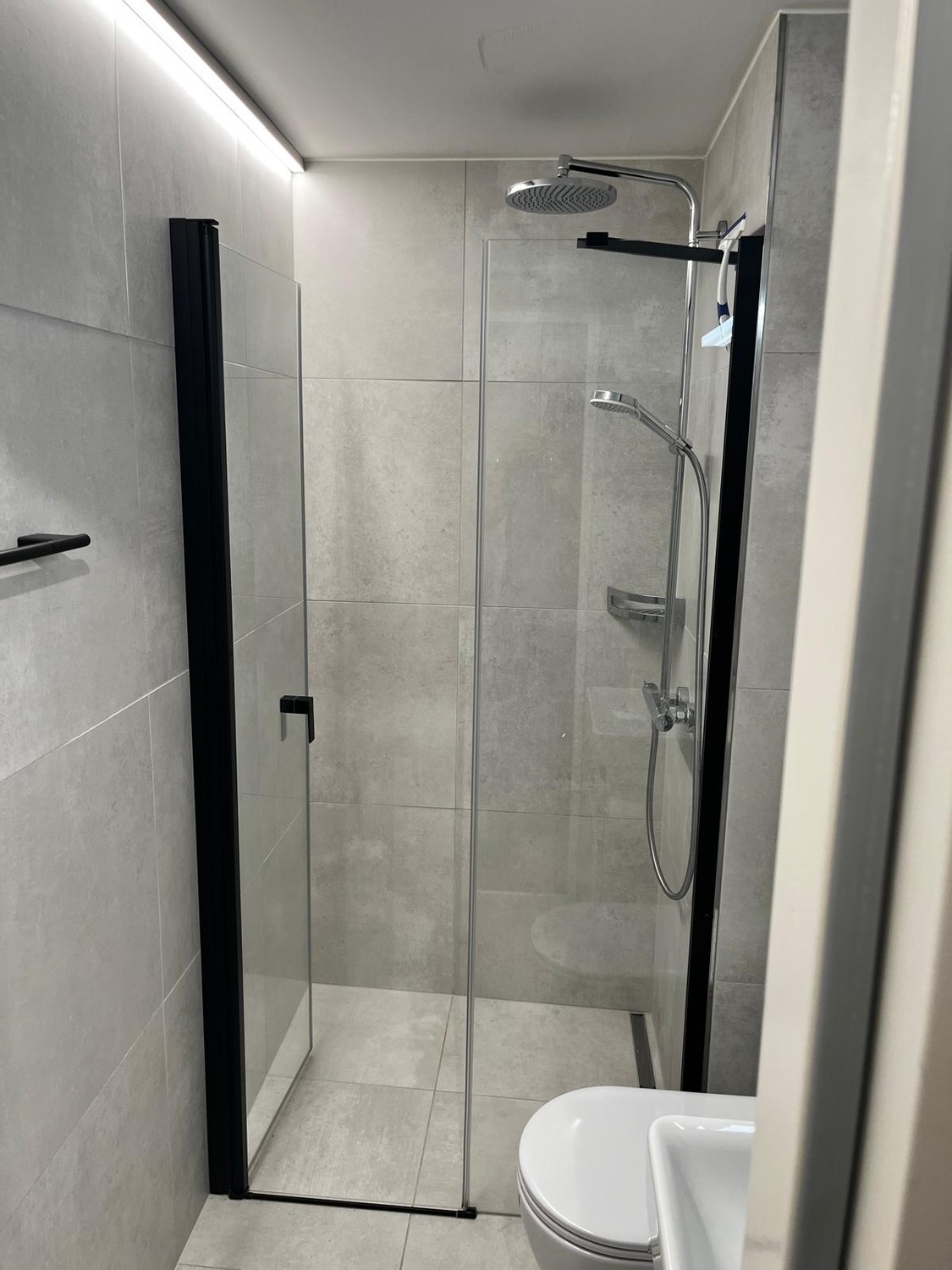 Appartement studio moderne meublé à Valens, situé à quelques pas seulement de la Valens Rehab Clinic. Entièrement équipé et prêt à emménager. Comprend cuisine, salle de bain, balcon, Wi-Fi et tous les meubles essentiels. Séjour minimum : 3 mois. Idéal pour le personnel de la clinique, les patients o, photo 5 sur 10