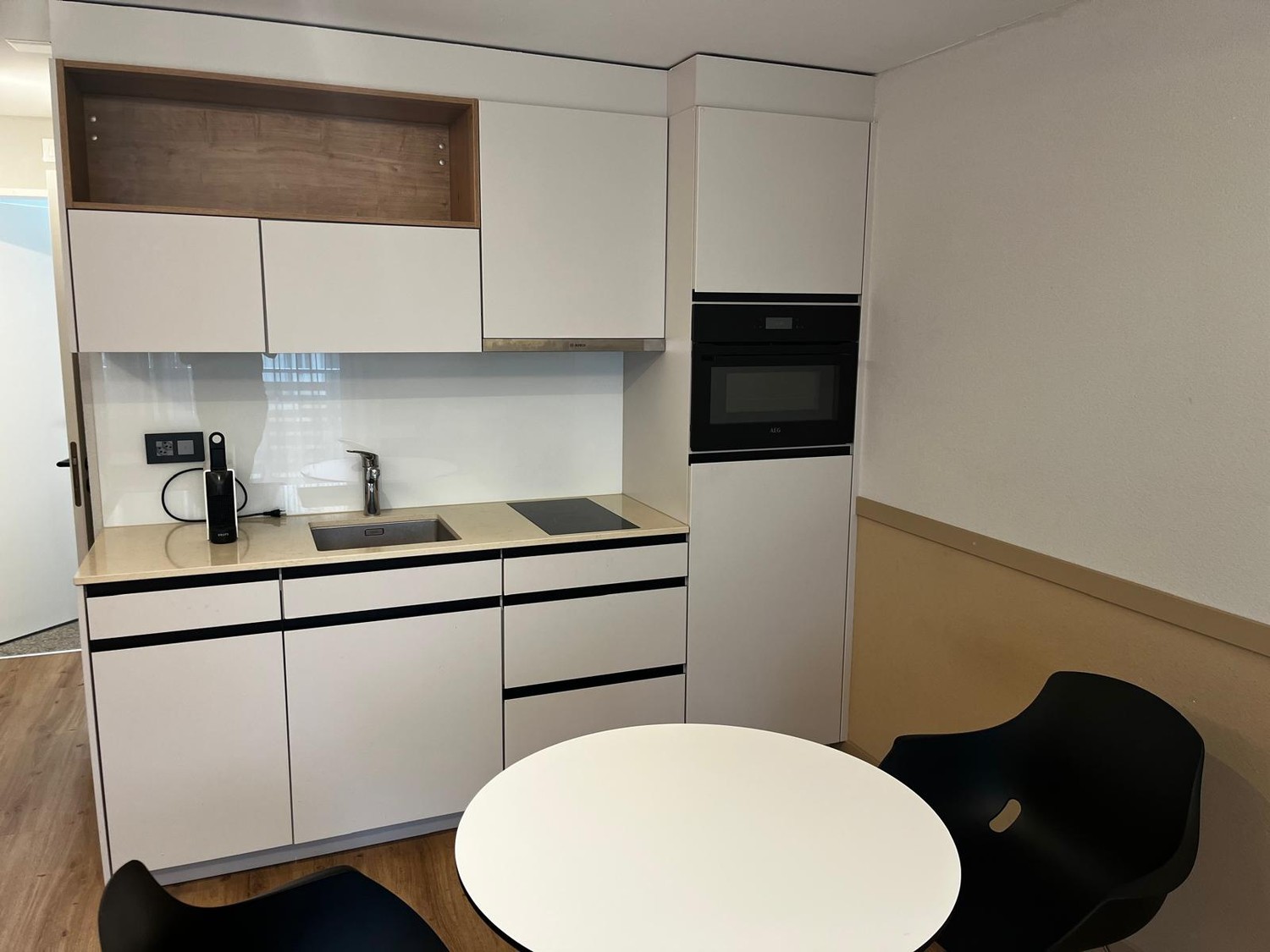 Appartement studio moderne meublé à Valens, situé à quelques pas seulement de la Valens Rehab Clinic. Entièrement équipé et prêt à emménager. Comprend cuisine, salle de bain, balcon, Wi-Fi et tous les meubles essentiels. Séjour minimum : 3 mois. Idéal pour le personnel de la clinique, les patients o, photo 1 sur 10