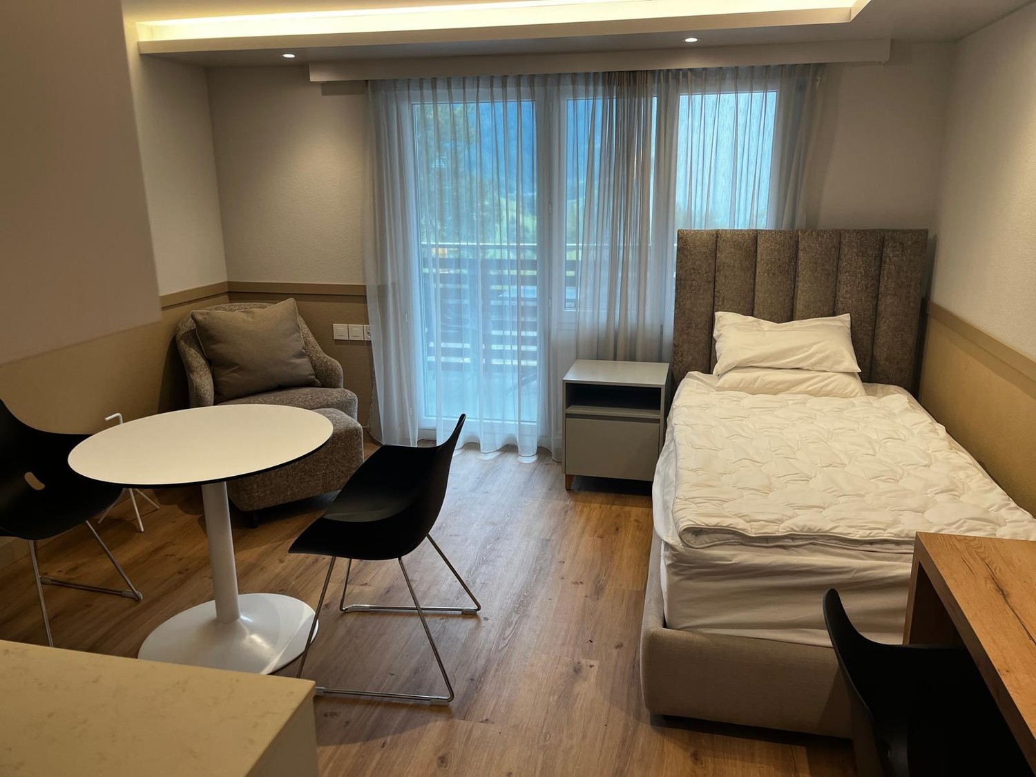 Appartement studio moderne meublé à Valens, situé à quelques pas seulement de la Valens Rehab Clinic. Entièrement équipé et prêt à emménager. Comprend cuisine, salle de bain, balcon, Wi-Fi et tous les meubles essentiels. Séjour minimum : 3 mois. Idéal pour le personnel de la clinique, les patients o, photo 3 sur 10
