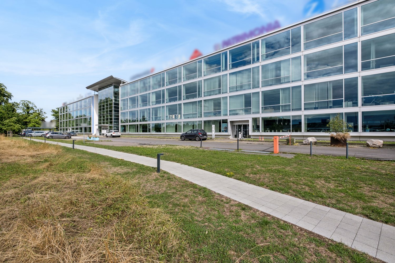 558m² office