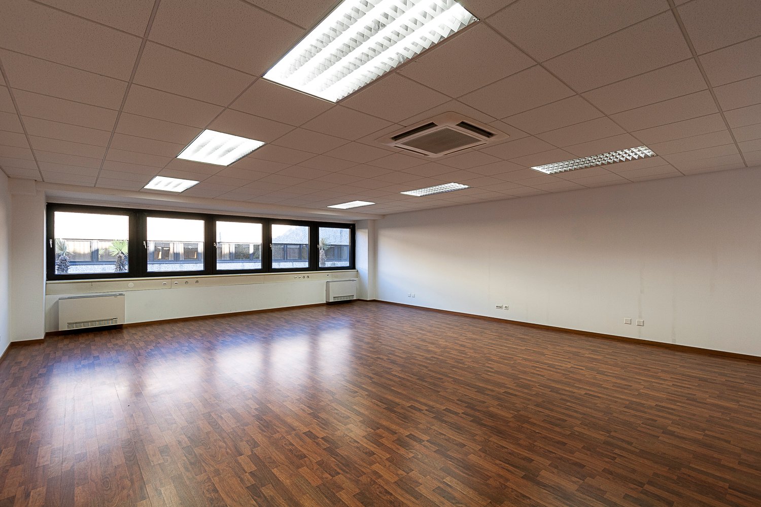 263m² office