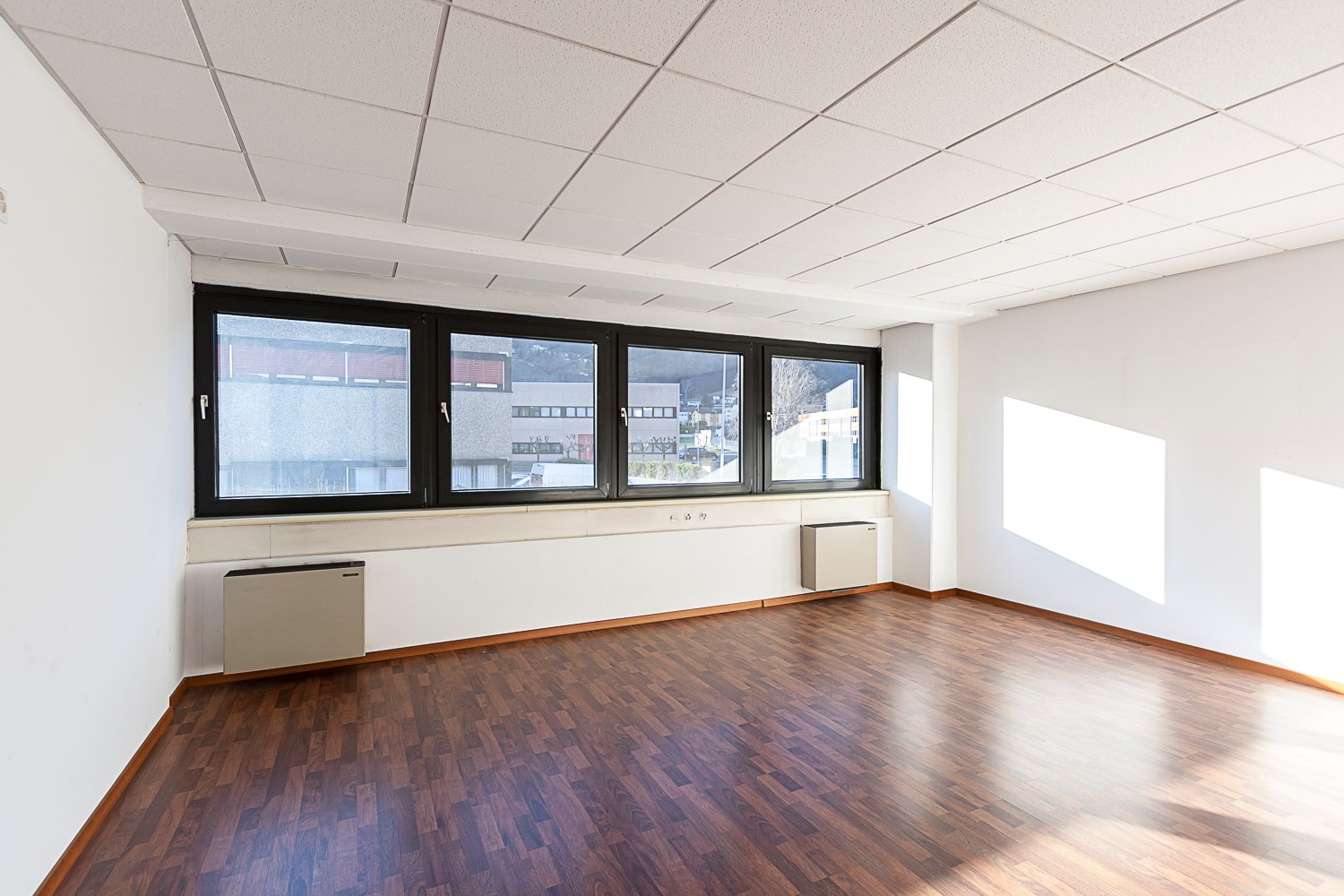 263m² office