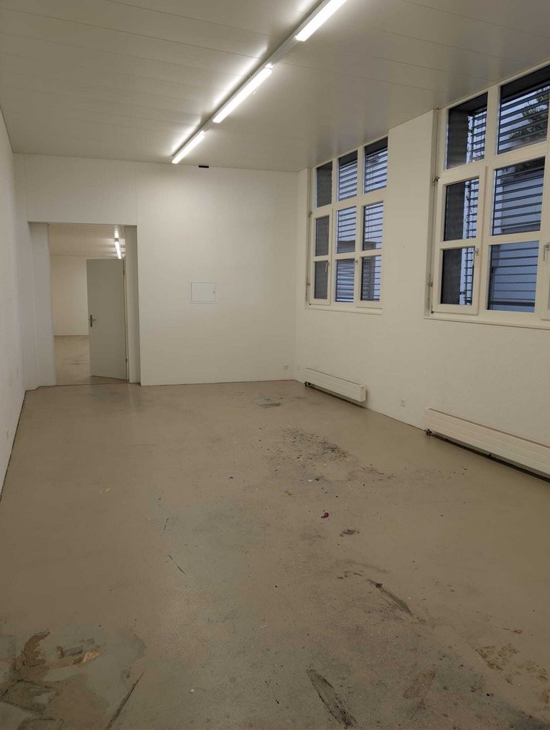 90m² commercial