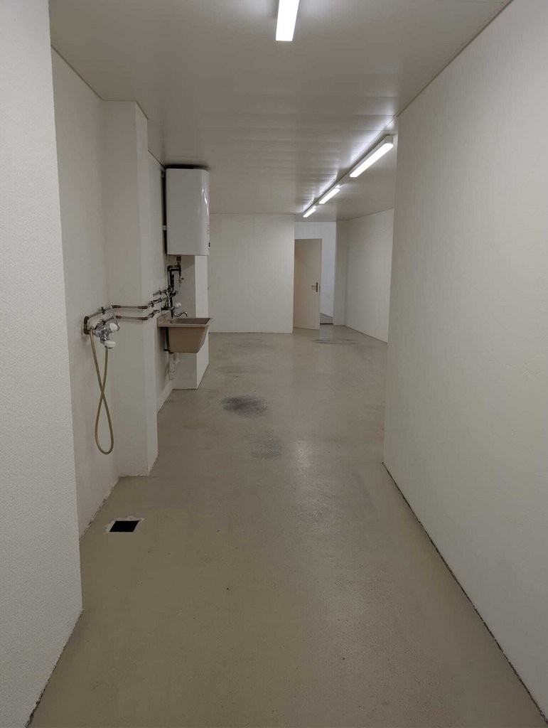 90m² commercial