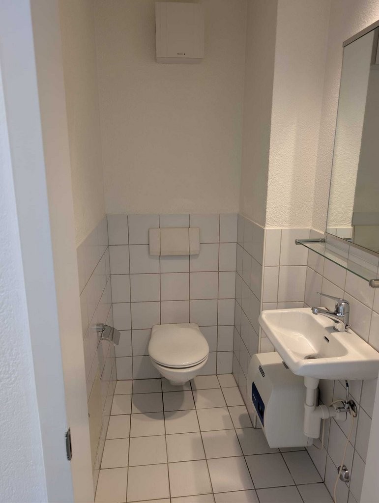 90m² commercial