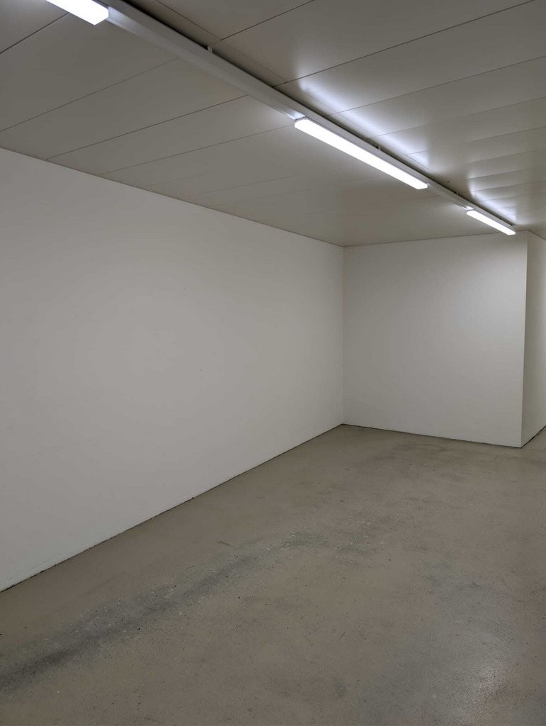 90m² commercial