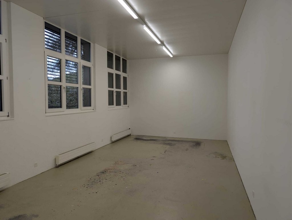 90m² commercial