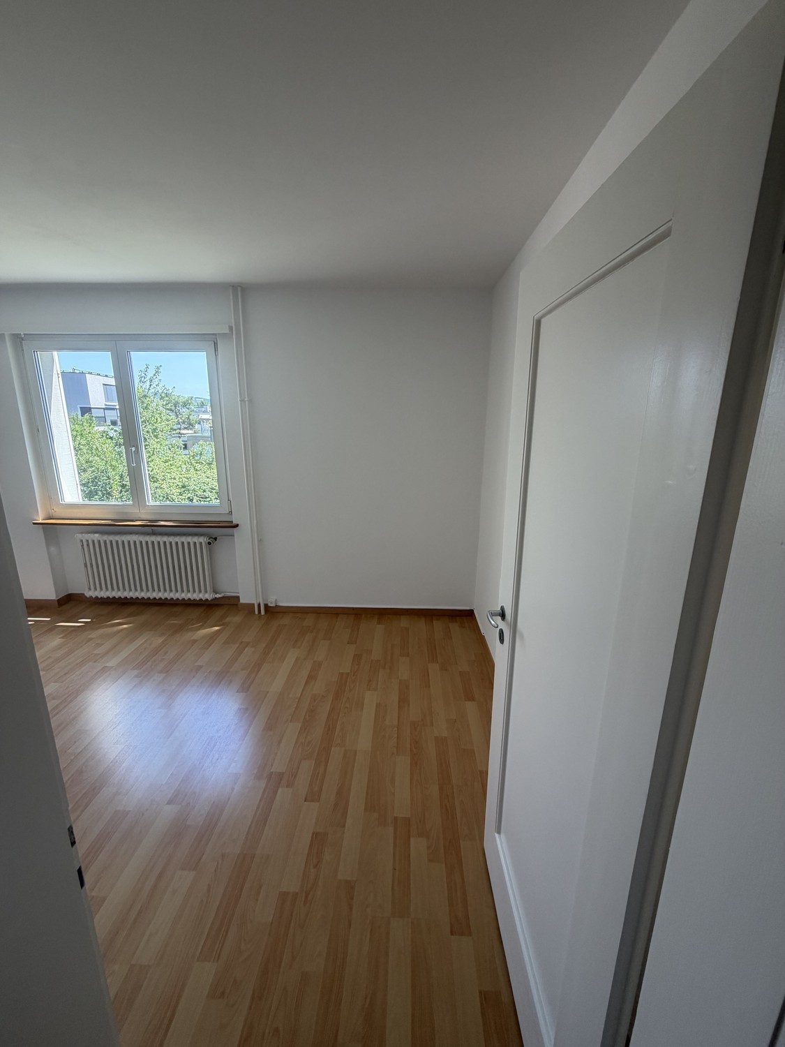 Chambre dans une colocation

À l'Altstetterstrasse 297, une chambre spacieuse et lumineuse se libère dans une colocation entretenue. L'appartement est situé dans un excellent emplacement avec une très bonne liaison aux transports publics ainsi que des commerces à proximité immédiate.

Nous rechercho