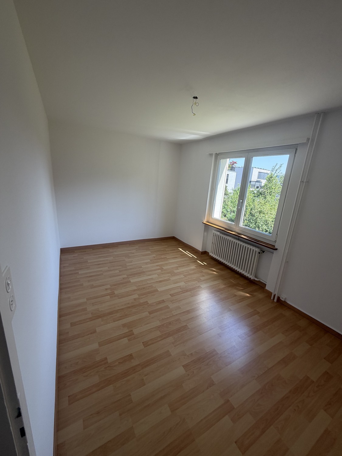 Chambre dans une colocation

À l'Altstetterstrasse 297, une chambre spacieuse et lumineuse se libère dans une colocation entretenue. L'appartement est situé dans un excellent emplacement avec une très bonne liaison aux transports publics ainsi que des commerces à proximité immédiate.

Nous rechercho