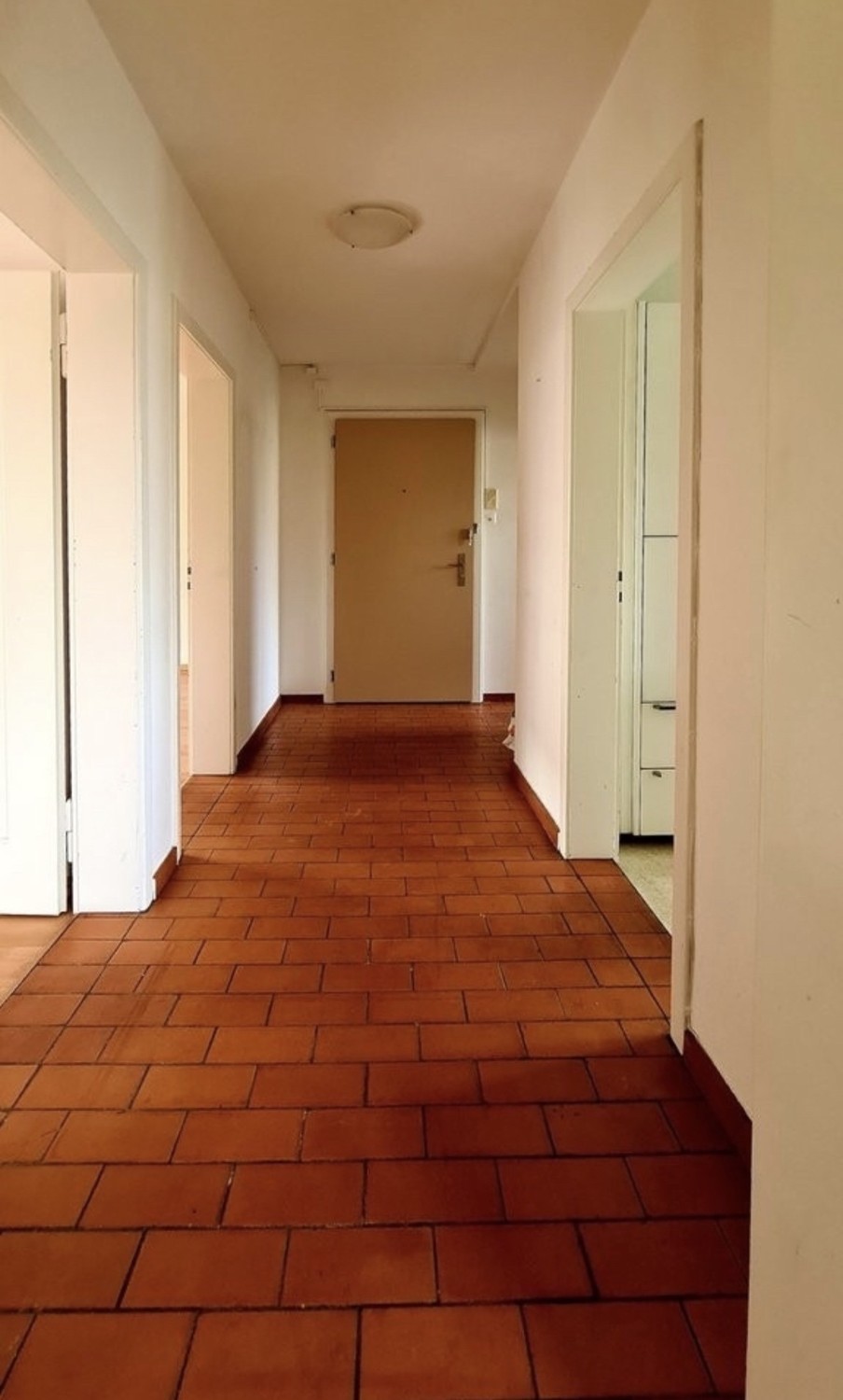 Chambre dans une colocation

À l'Altstetterstrasse 297, une chambre spacieuse et lumineuse se libère dans une colocation entretenue. L'appartement est situé dans un excellent emplacement avec une très bonne liaison aux transports publics ainsi que des commerces à proximité immédiate.

Nous rechercho