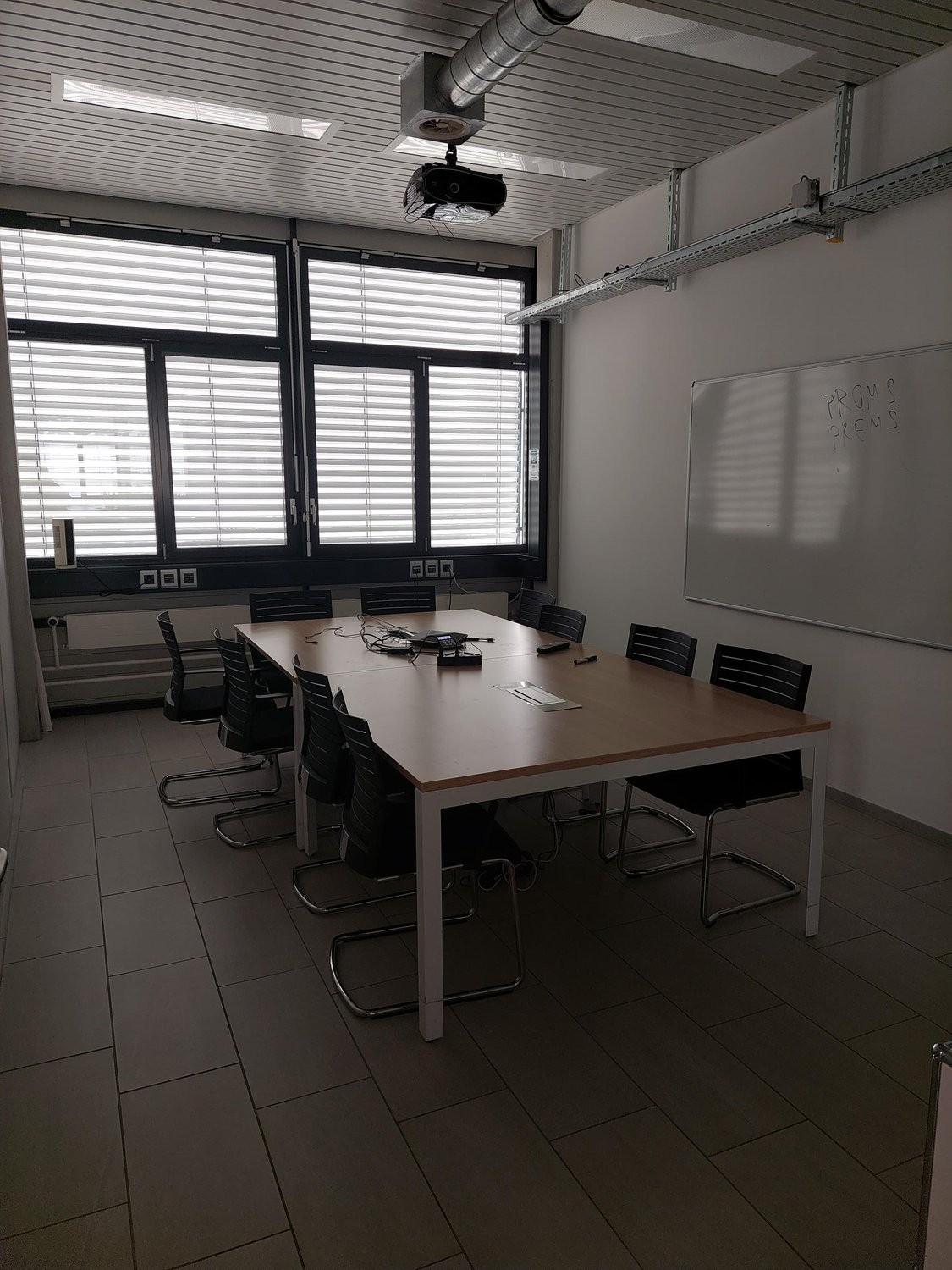 124m² shop