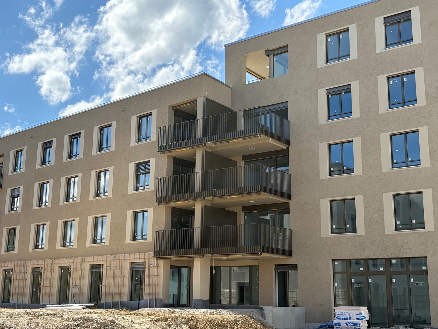 Appartements neufs modernes - dès le 1er avril 2027
Sur l'ancien site de la conserverie à Egnach se crée le quartier "Perron Vert".

Vous trouverez les détails sur le site internet www.perronvert.ch.

Les locataires seront intégrés via l'adhésion automatique à l'association de quartier, afin de favo