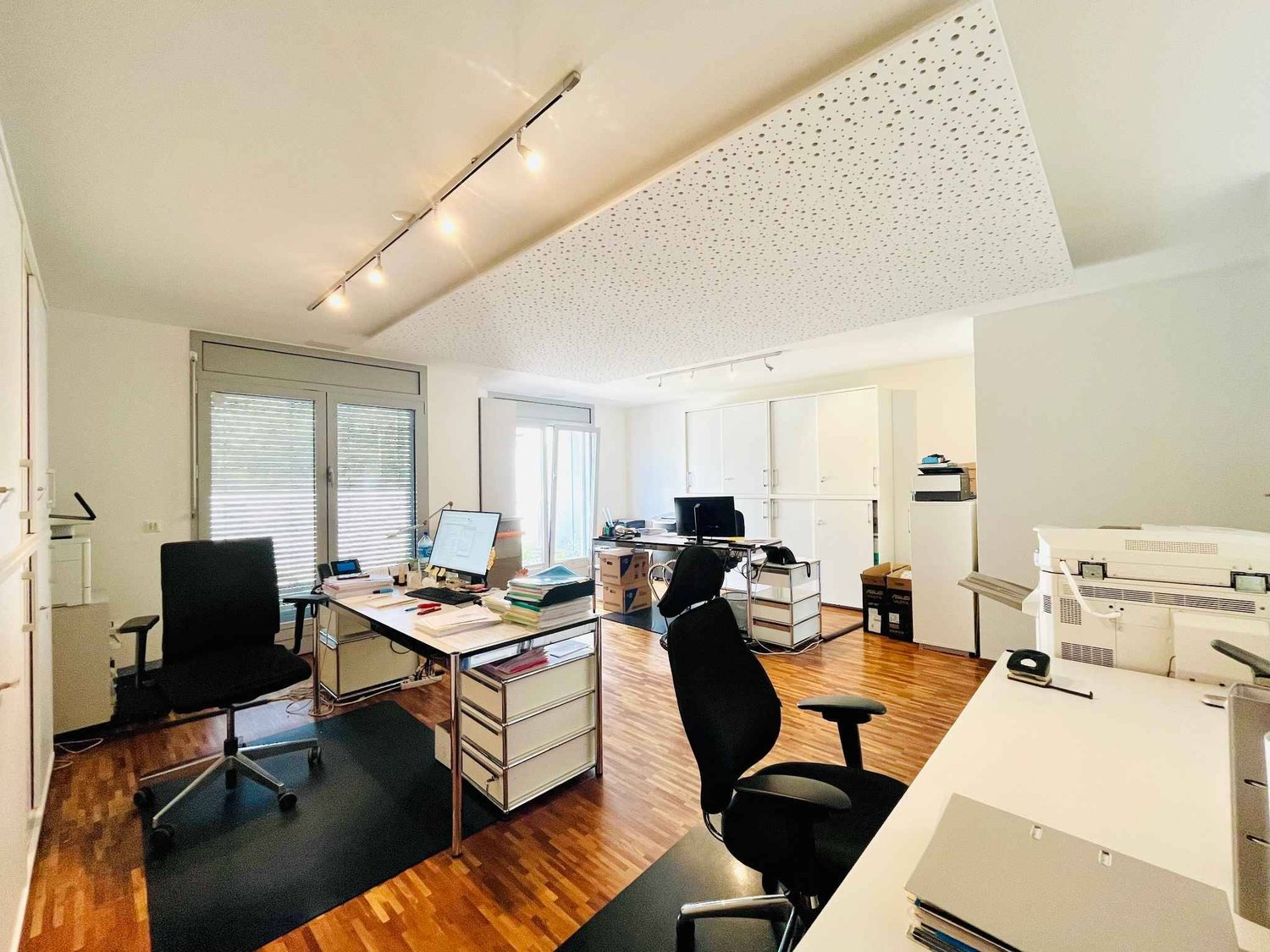 90m² office