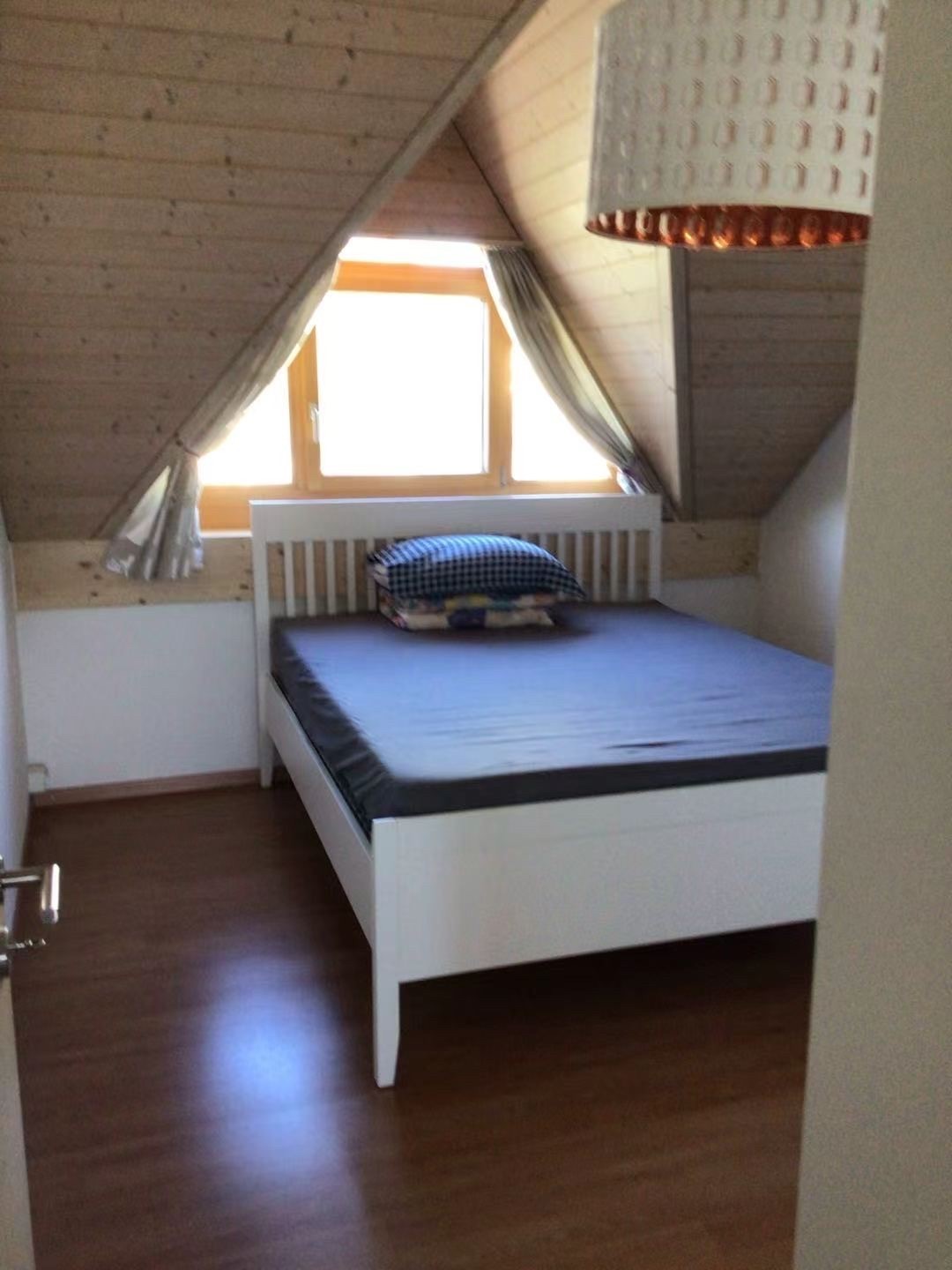 Chambre meublée calme à louer dans la région du canton de Zoug

Une chambre meublée et calme est disponible dans un appartement propre et bien entretenu dans la région de Zug / Menzingen.

Idéal pour les professionnels, les pendulaires ou les personnes qui ne séjournent dans la région que occasionne