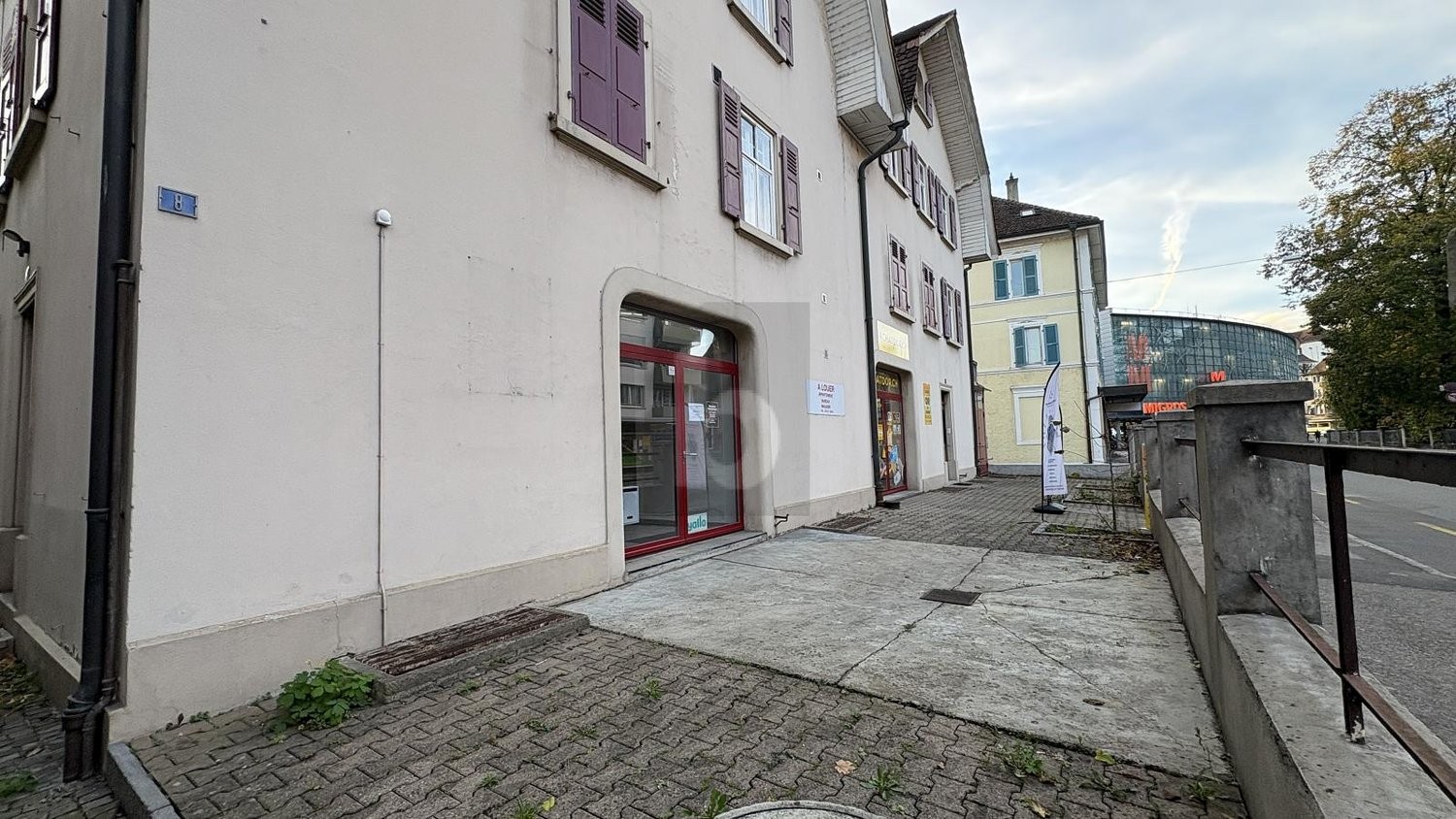 60m² shop