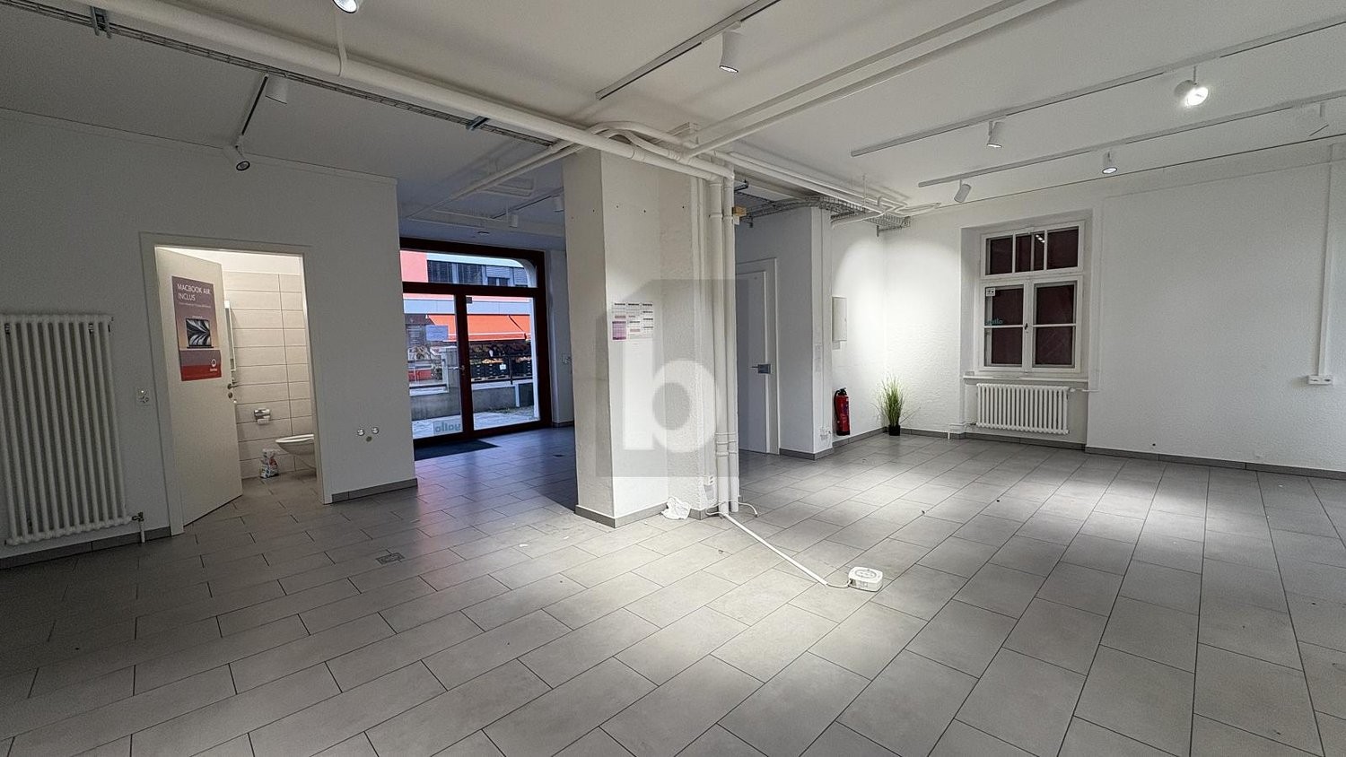 60m² shop