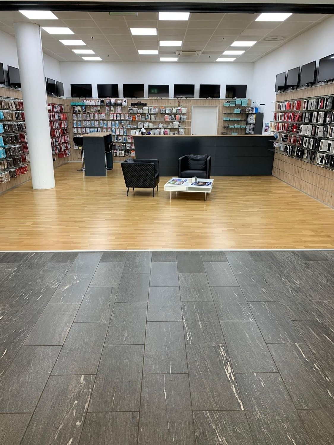 Boutique de 115m², photo 1 sur 2