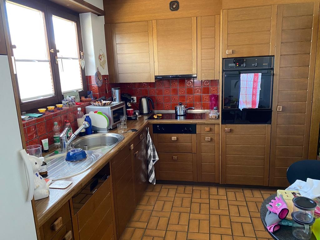 Belle maison dans un quartier calme
a louer du 1.Nov. 2026 au 1.Mai 2027
4,5 pièces dans une maison individuelle.
Il est possible de racheter certains meubles individuels (lit/armoire) s'ils vous plaisent. Les charges et la place de parc sont incluses dans le loyer.