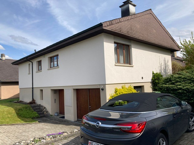 Belle maison dans un quartier calme
a louer du 1.Nov. 2026 au 1.Mai 2027
4,5 pièces dans une maison individuelle.
Il est possible de racheter certains meubles individuels (lit/armoire) s'ils vous plaisent. Les charges et la place de parc sont incluses dans le loyer.